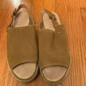 Sperry wedge tan sandals